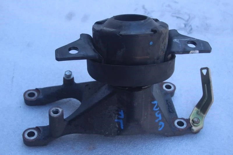2003 2004 2005 LEXUS GX470 LEFT FRONT MOTOR ENGINE MOUNT BRACKET - Image 2 of 4