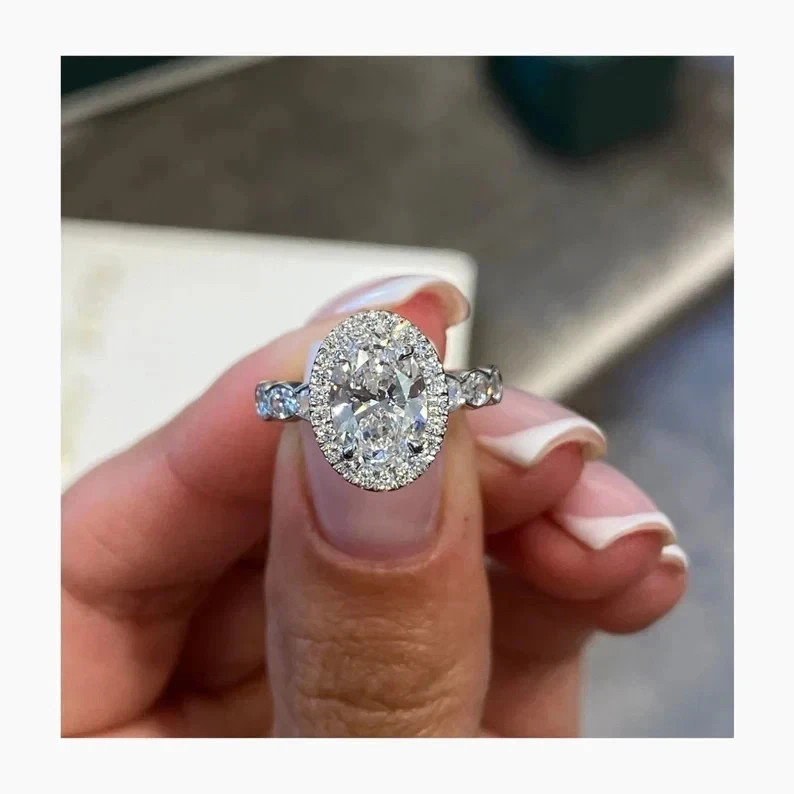 Anillo de compromiso de oro blanco de 14 k con halo de diamantes cultivados en laboratorio G/VS1 de corte ovalado de 2,30 quilates Foto 2 de 4