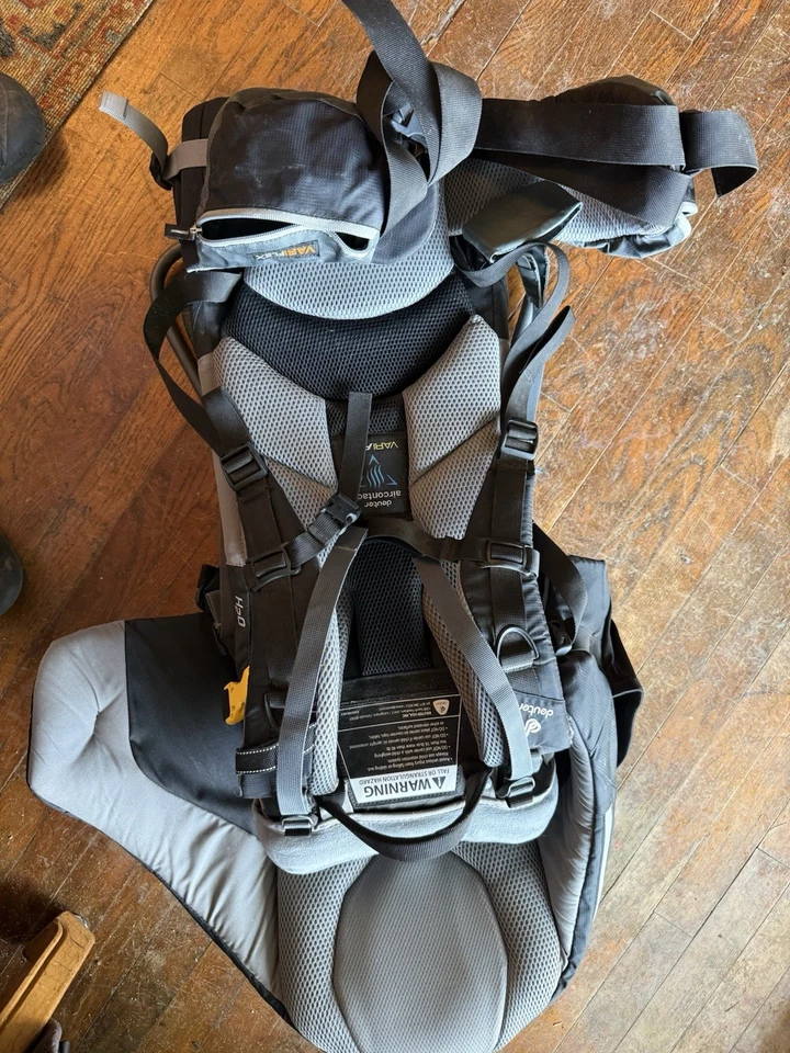 Mochila portabebés Deuter Kid Comfort 3 senderismo negra y gris lluvia parasol Foto 4 de 4