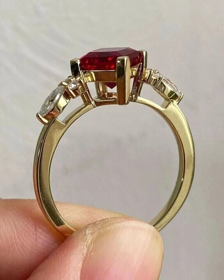 Juego de anillos nupciales potenciadores de rubí creados en laboratorio corte princesa de 3 quilates de oro amarillo de 14 quilates Foto 3 de 4