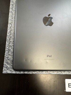 Apple iPad 8th Gen 128GB 10.2 in -GRAY SILVER GOLD - Bundle