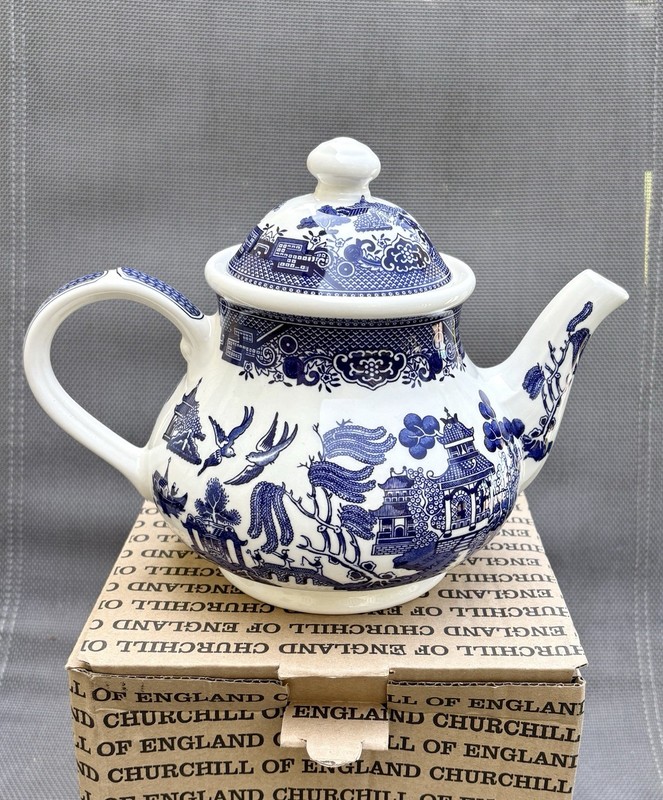 MIB! New Old Stock Churchill of England Staffordshire Blue Willow TeaPot w/Lid