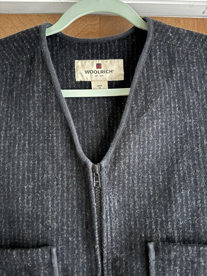 Chaleco Woolrich Para Hombres Gris Medio Lana Cremallera Completa Cincha Trasera Bolsillos Utilitarios   Foto 2 de 3