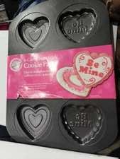 2009 Wilton Be Mine Heart Cookie Pan, Makes 6 Valentines Love Small Cakes New