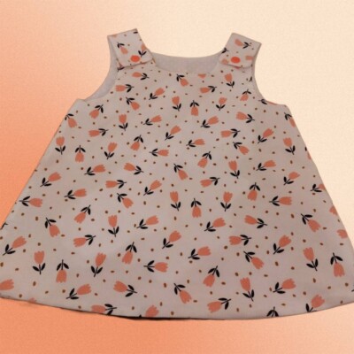 Baby Trägerkleid - feiner weißer Cord mit pfirsichfarbenen Tulpen - 3 - 6 Monate 