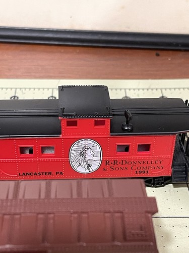 Life Like HO Powered &Dummy GP38-2 Diesel Loco R.R Donnelley & Sons Plus Extras! - Picture 5 of 17