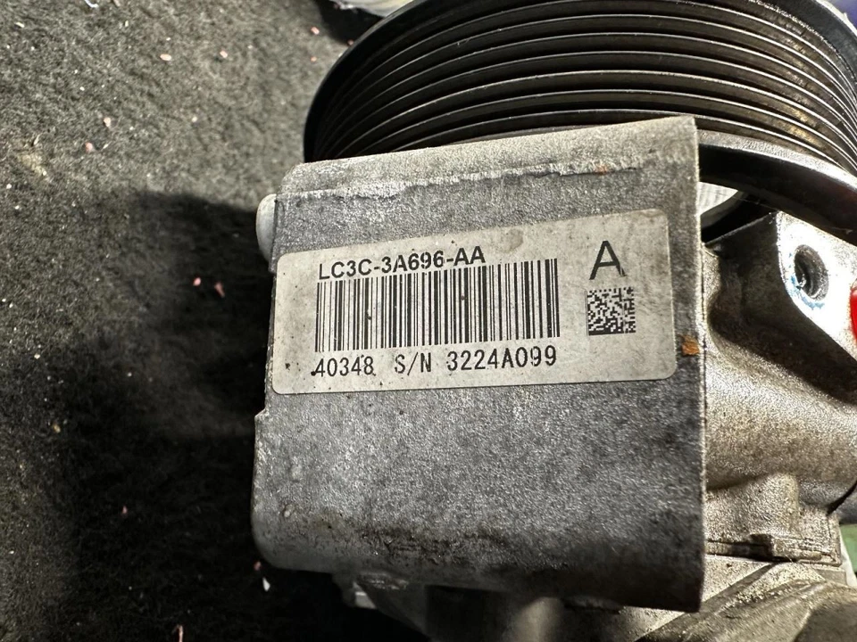 Bomba de dirección asistida para camioneta Ford F250SD 20-24 2035357 Foto 3 de 4