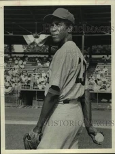 Press Photo Actor Louis Gossett, Jr. portrays baseball player in show scene