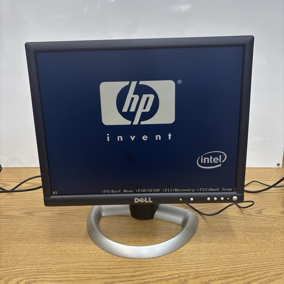 Dell 20” UltraSharp 2001FP UXGA 1600:1200 LCD Monitor with Stand