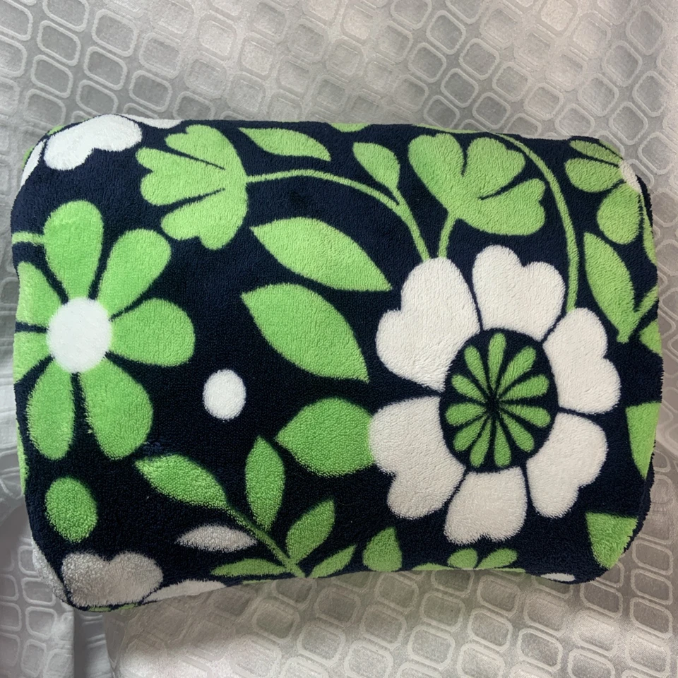Manta de felpa de viaje Vera Bradley Lucky You polar 50x80 azul marino floral Foto 2 de 4