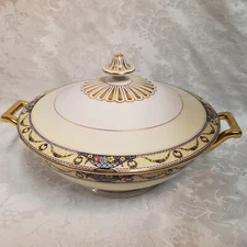The Arlington by Thomas of Bavaria - Covered Dish -White & Cream Border
