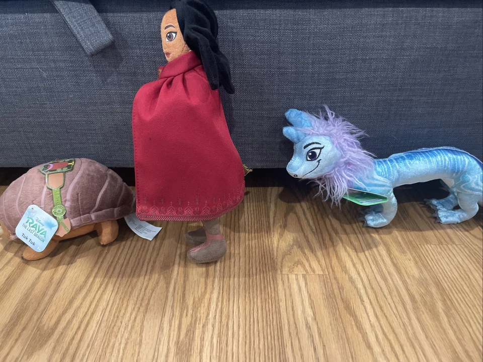迪士尼 Raya And The Last Dragon Raya、Tuk Tuk & Susi 长毛绒全新无标签 — 第 2/4 张图片