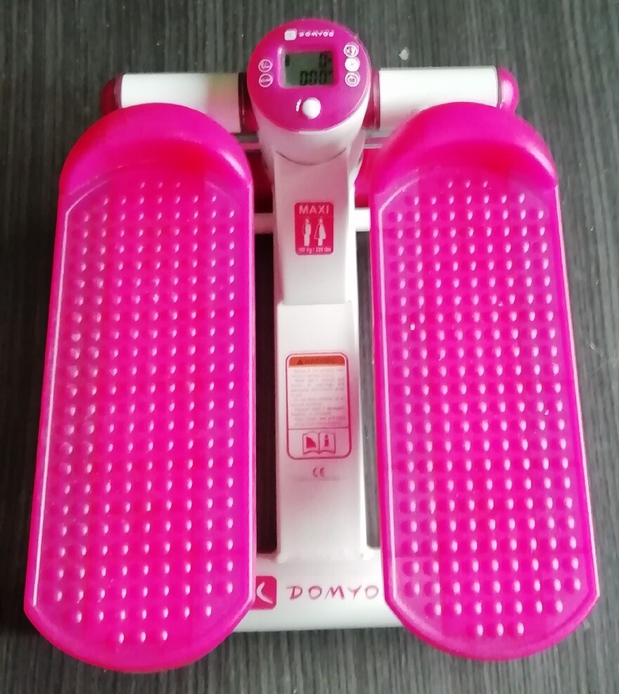 Stepper de fitness DOMYOS MS220 rose avec élastiques contre la sédentarité