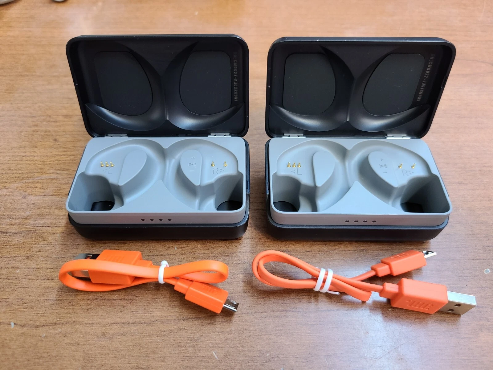 (LOT OF 2) ORIGINAL JBL ENDURANCE PEAK WIRELESS HEADPHONE CHARGING CASE W/ CABLE