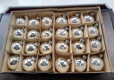 24 Vintage Christbaumkugeln aus Glas - silber & weiß - Made in East Germany 