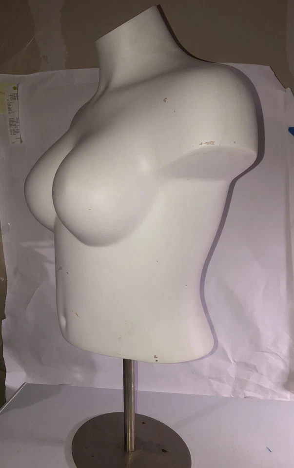 Maniquí de torso para mujer Greneker con soporte Foto 2 de 4