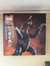 Gigan - Revoltech Kaiyodo - Fully Articulated + Building Accessories - Godzilla