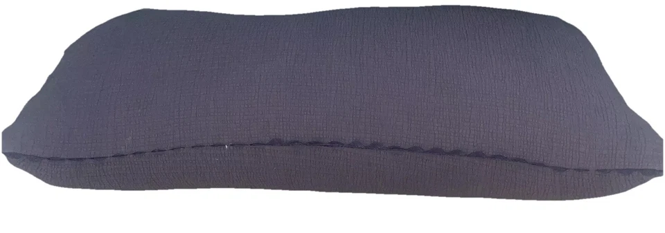 Almohada larga Vera Wang azul marino con ribete redondeado azul marino Foto 4 de 4