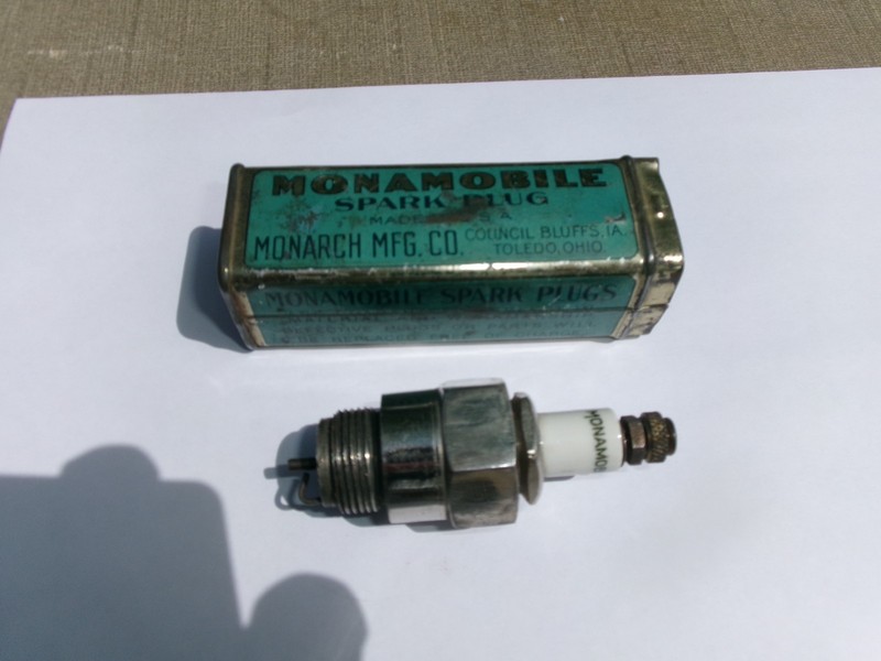 ANTIQUE- MONAMOBILE SPARK PLUG-(MONARCH MFG.CO.) IN ORIGINAL TIN-