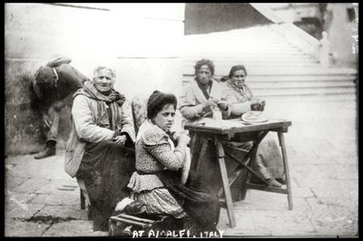 At Amalfi,Italy,women,eating,table,outside,1910-1915,Bain News Service