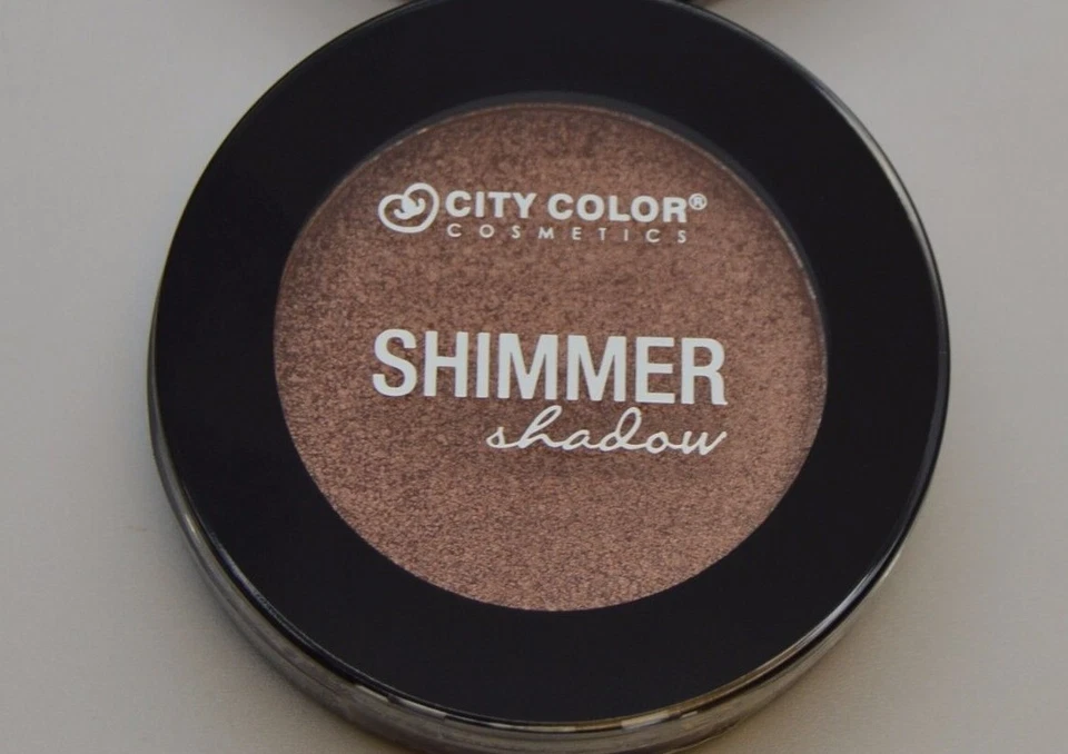 Sombra de ojos Color City Shimmer Shadow Cheers To Life con pincel Luxie Foto 3 de 3