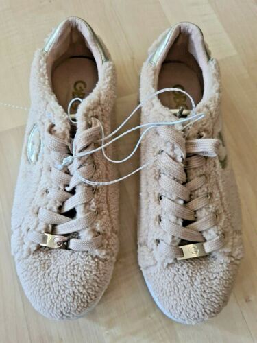 GBG by Guess Los Angeles Women’s Beige Faux Fur Gold Sneakers Shoe Size 9 M NWOT - Picture 2 of 8