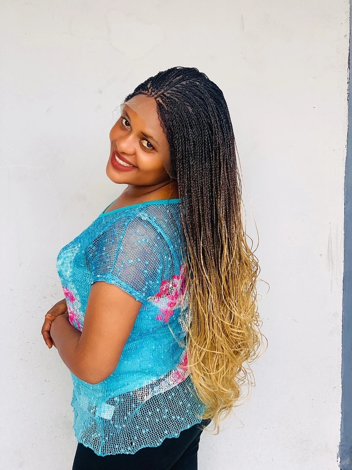 Peluca trenzada: PELUCA TWIST DE TRES TONOS. 26” de largo. Hecho en una peluca de encaje completa.Listo para enviar Foto 2 de 4