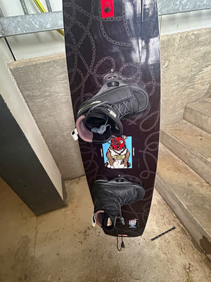 Liquid Force Wakeboard 134 cm OHNE Bindungen, Schwarz/Rot/Blau