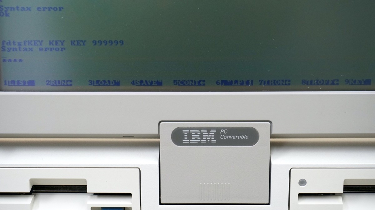 1986 IBM 5140 PC Convertible Portable Laptop with Power Supply