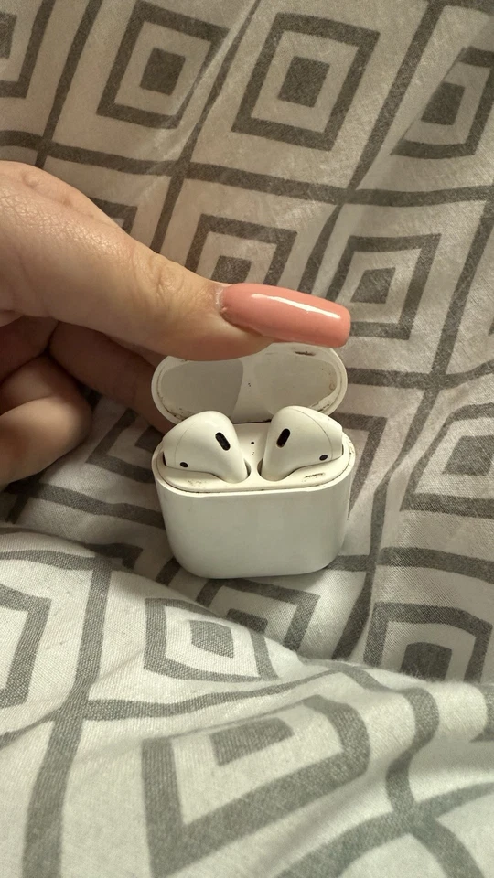 Apple AirPods with Charging Case BluetoothIn-Ear-Kopfhörer - AKZEPTABEL, Foto 3 von 5