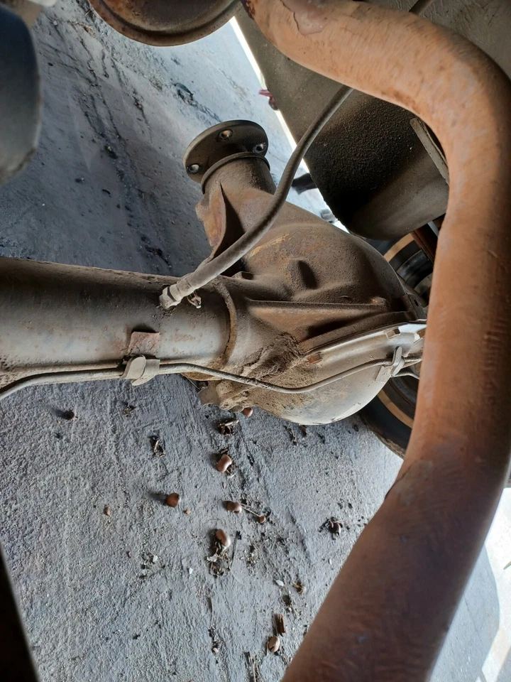 Camión Nissan 720 1986 montaje diferencial trasero 4 cilindros 4x4 se enviará tipo carburador Foto 2 de 4