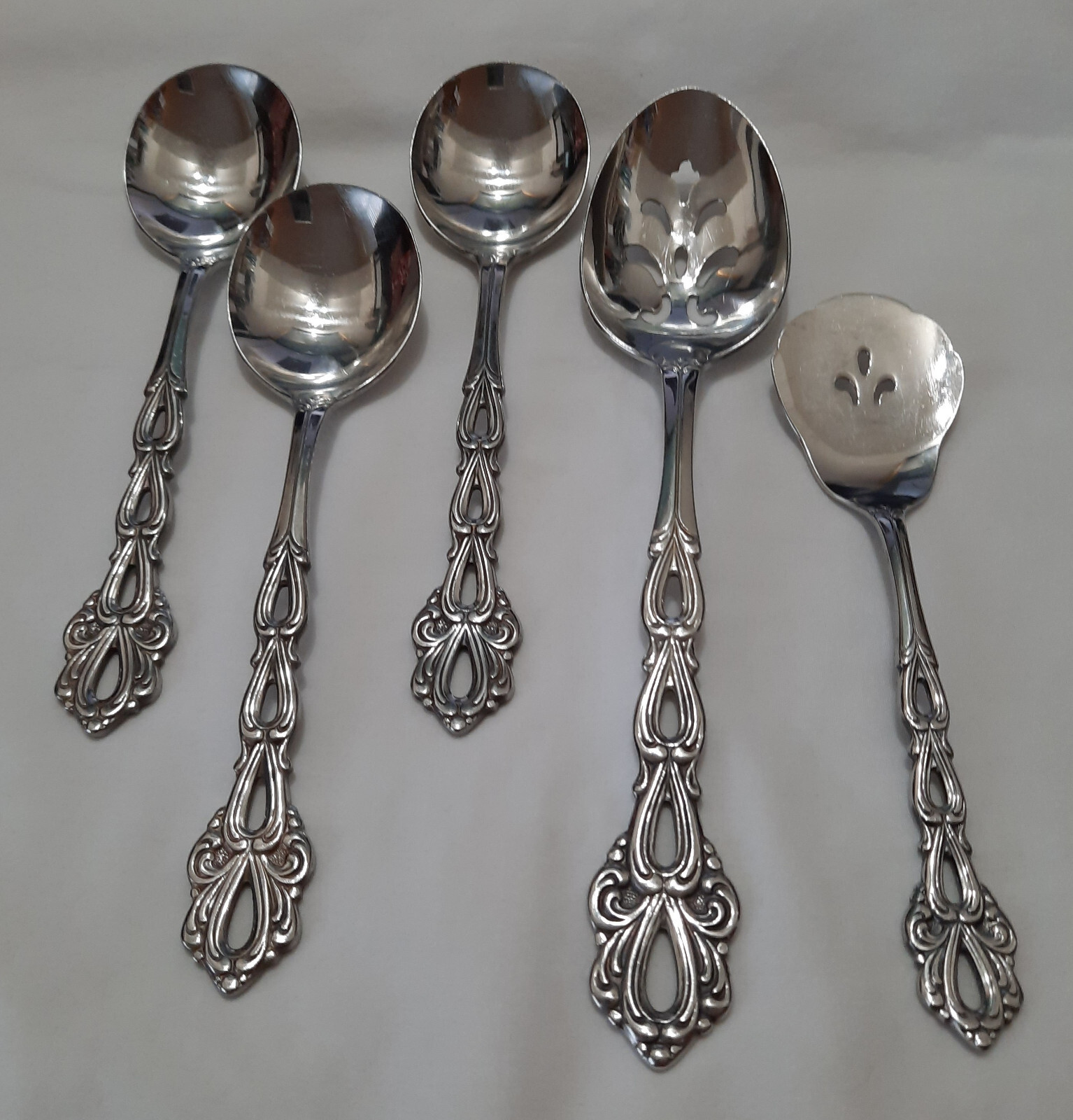 (5) PIECES ~ ONEIDA CHANDELIER STAINLESS ~ GLOSSY FLATWARE ~ COMMUNITY