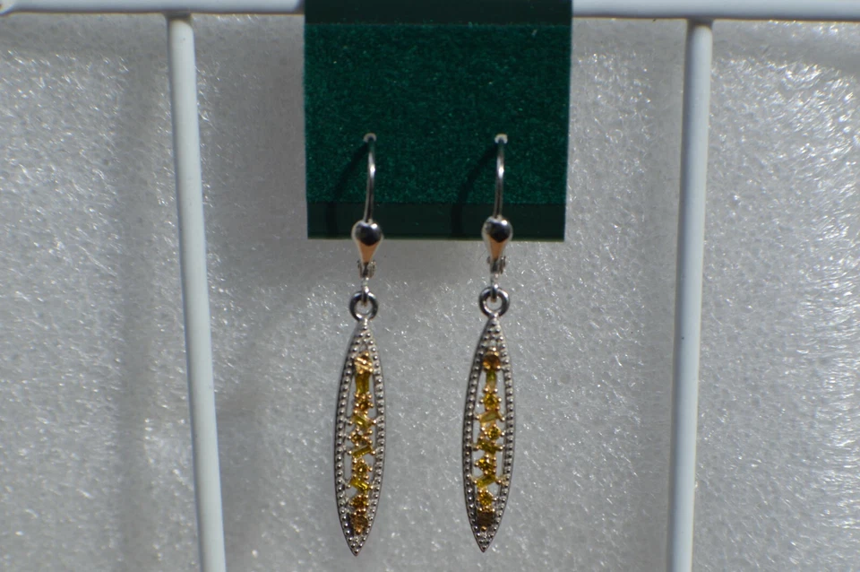 Pendientes colgantes de platino sobre plata fina con cierre de palanca de diamantes amarillos de 0,20 quilates ~ Bonitos Foto 4 de 4