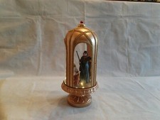 Maria Josef Jesus in Glaskuppel beleuchtet