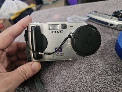 Sony Cyber-shot DSC-S50 Digital Still Camera 2.1MP Silver Vintage/Charger