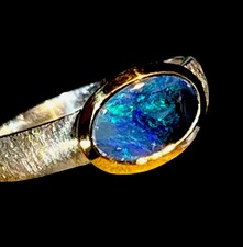 Schwarzopal Blaumetallic in Gold Ring in Silber mit teilvergoldeter Fassung