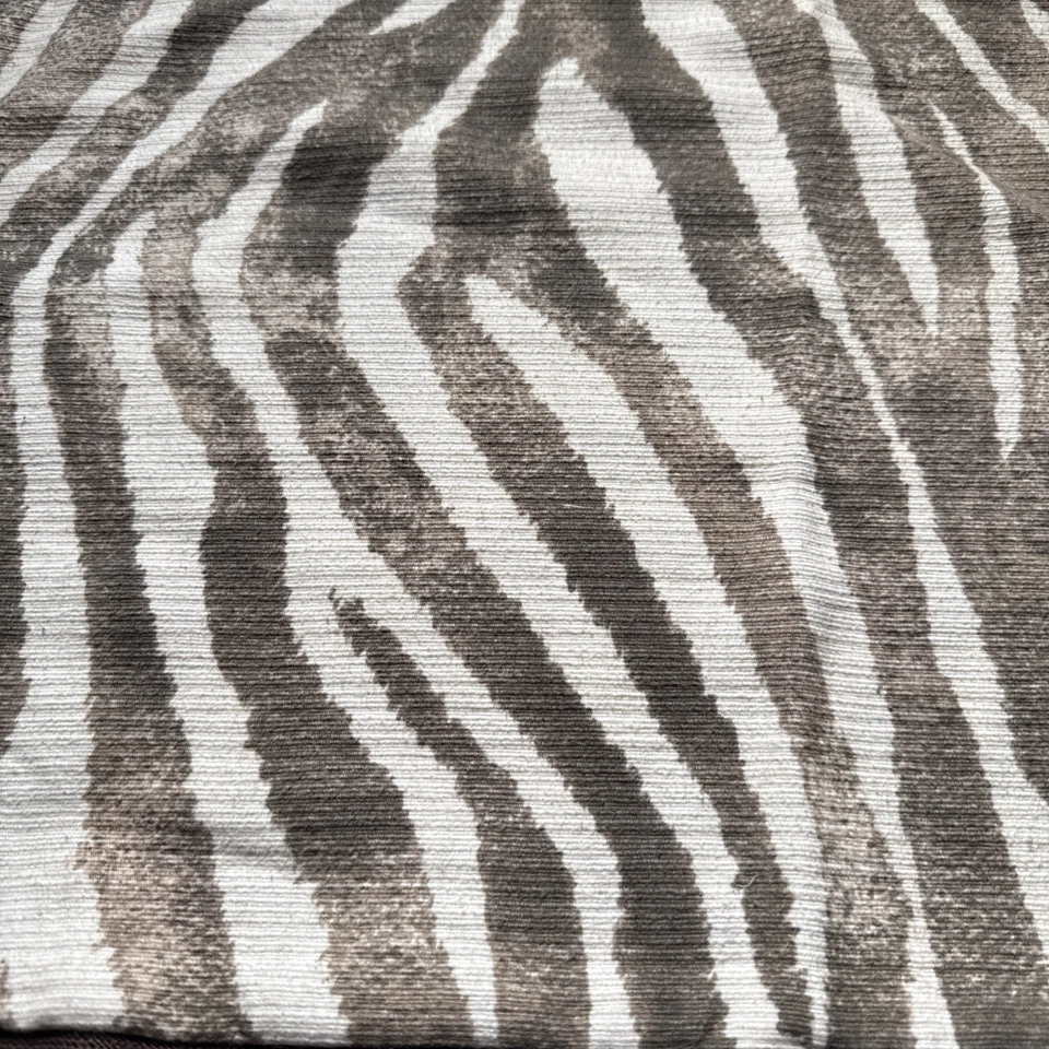 Funda de almohada Pottery Barn cuadrada 24x 24” estampado animal cebra marrón y tostado lino azul Foto 3 de 4