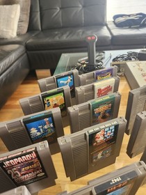 Original Nintendo  1985 NES - 001  (2) Zapper guns (2) gaming joystick (s). 