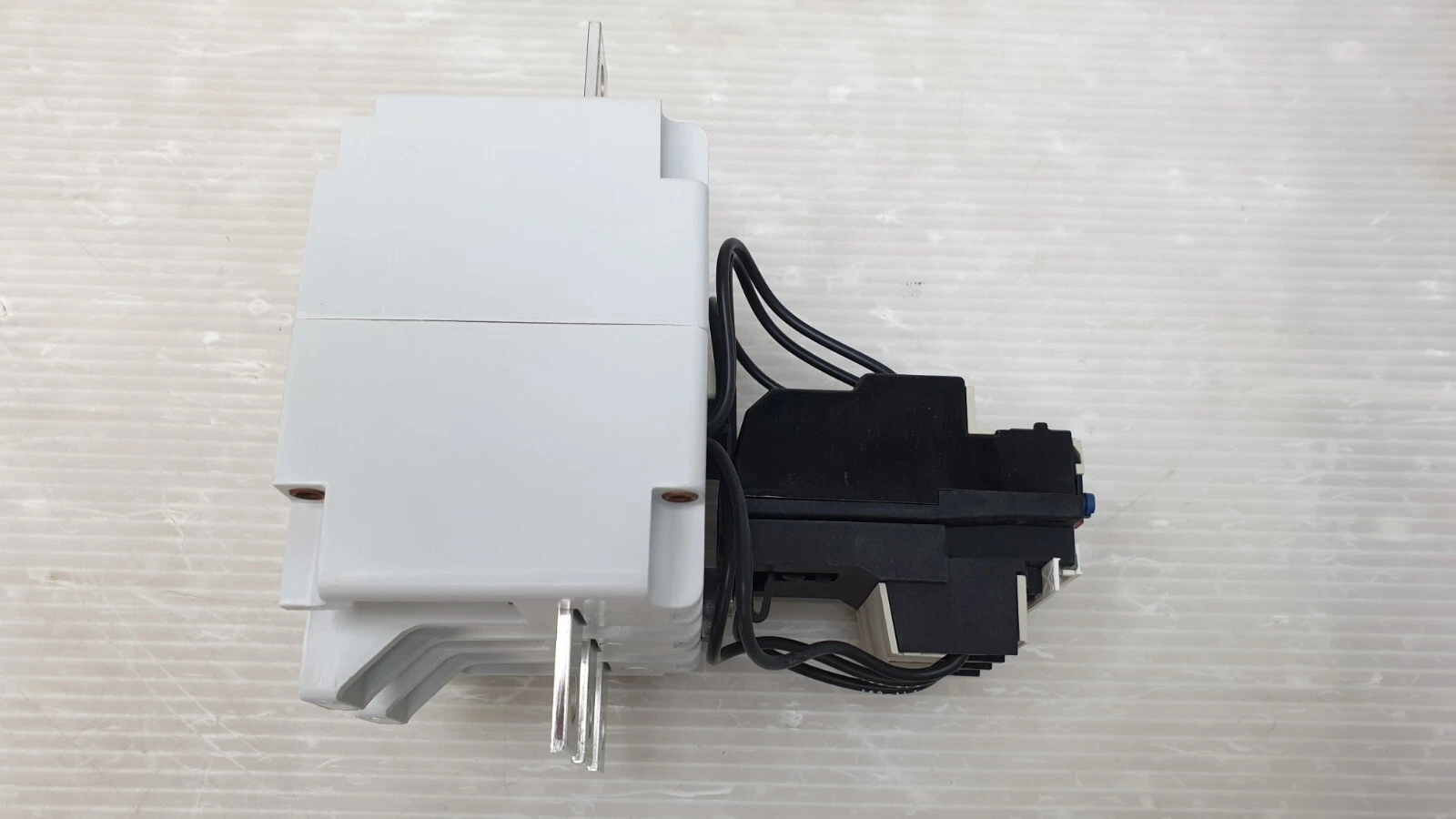 Side view of the LR2 F5369 block with the LR2 D1305 relay and wiring