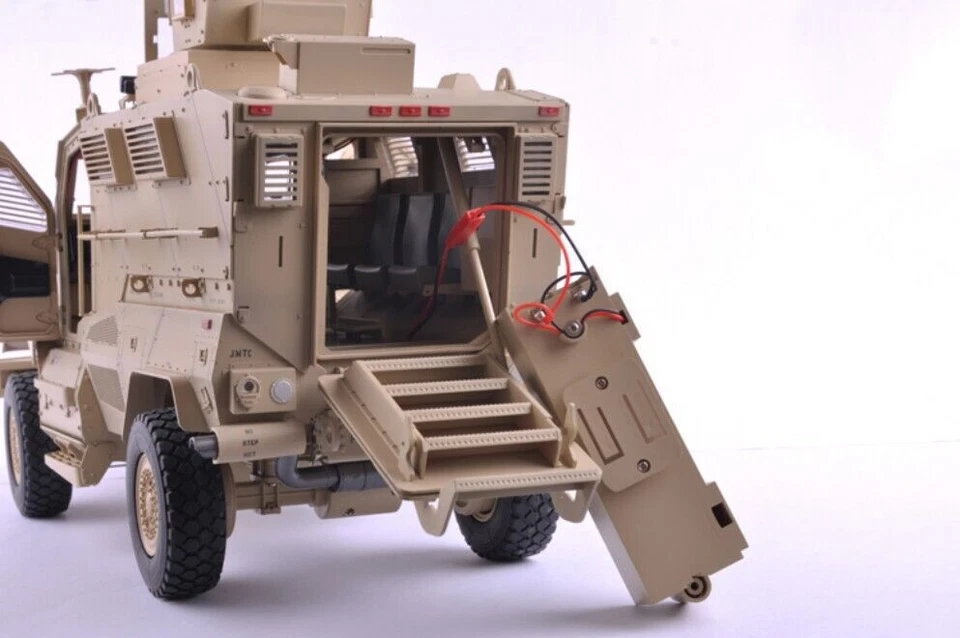 1/16 Trumpeter US MaxxPro MRAP 00815 Digital Remote Control Version Model - image 3 of 4