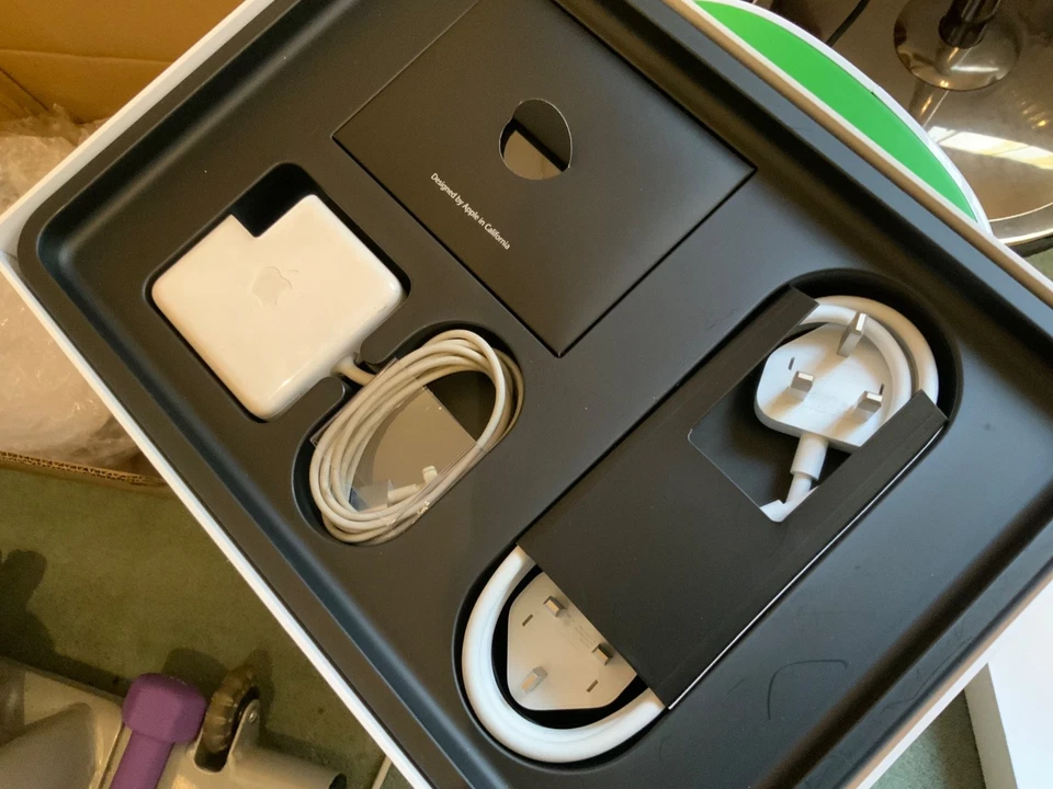 Apple MacBook Pro Retina 13" Intel Core i5  2.90GHz A1502 with original box - Image 3 of 4