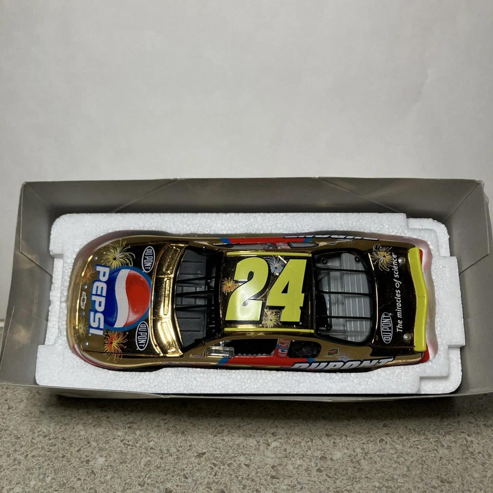 Jeff Gordon #24 DuPont Pepsi Daytona 2002 1/32 RCCA CLUB CAR Diecast - Imagem 2 de 3