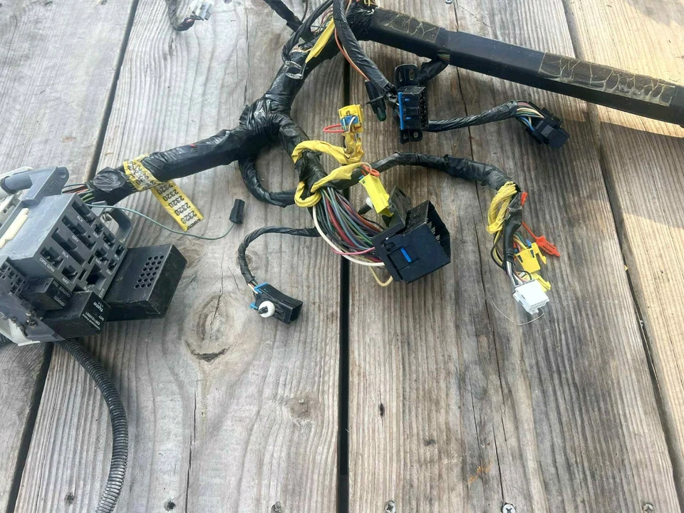 Chevy GMC Suburban Tahoe 1996-98 tablero principal interior cableado arnés caja de fusibles Foto 3 de 4