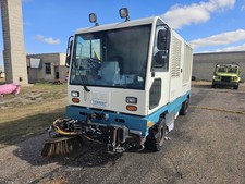 Tennant 830 - II Street Sweeper w/vaccum Wand