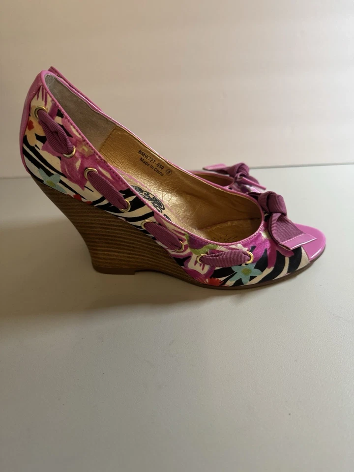 Zapatos Naughty Monkey Punta Abierta Tacones Altos Plataforma Rosa Cebra Floral Talla 8 Usados en Excelente Condición Foto 4 de 4