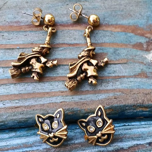 2 Pair Gold Tone Vtg Avon Halloween Fall Pierced Ear Earrings Black Cat Witch