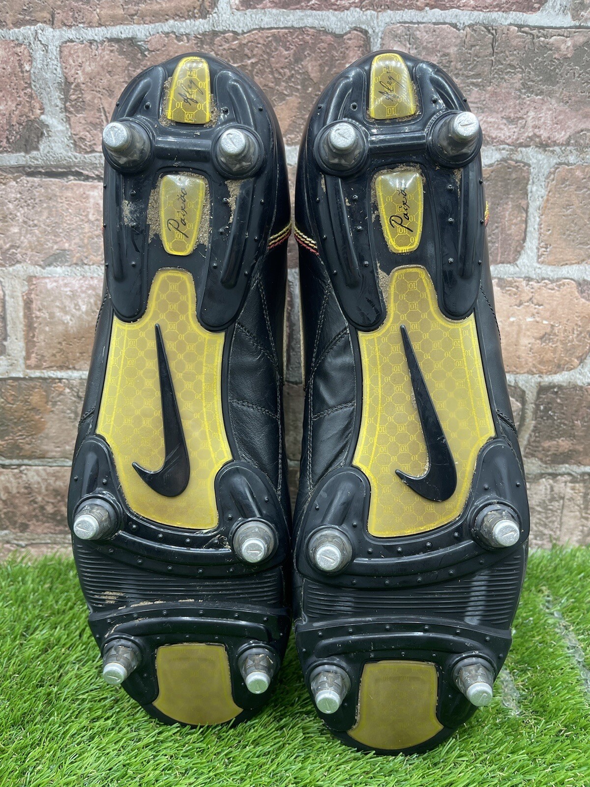 r10 football boots