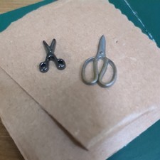 2 X pairs of Scissors Pin Badges Ideal Hairdressers or dressmakers Gift