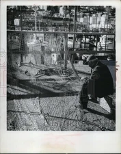 1963 Press Photo Fisherman Mends Net by Needle and Thread in San Francisco