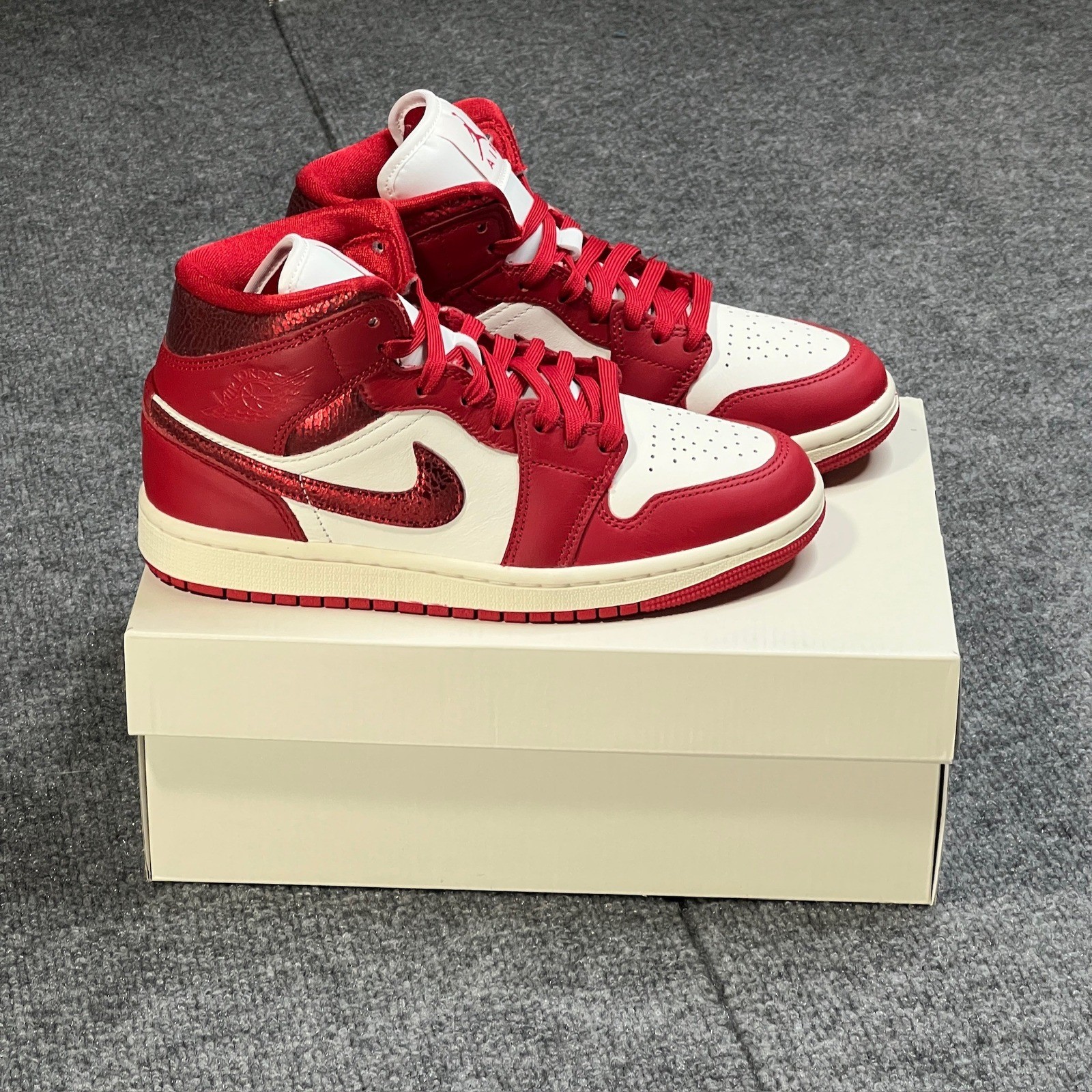 NEW Nike Jordan 1 Mid SE Wmns 7 / 5.5Y Sail Varsity Team Red Sneakers HJ9337-106 thumbnail 10